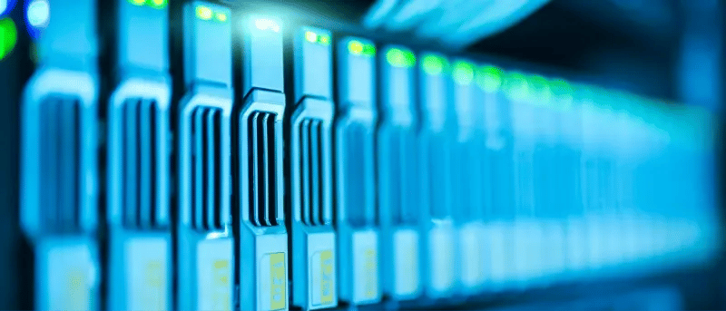 ビジネスデータやユーザーデータを表すデータベースやサーバーマシンの抽象的な視覚化。